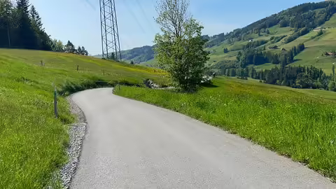 13-Jähriger stürzt mit Mountainbike in Eggerstanden – Rega im Einsatz!
