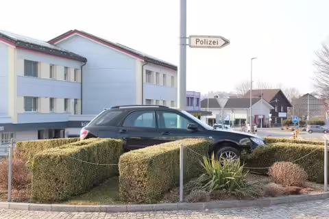80-jährige Autofahrerin landet spektakulär auf Kreisel-Mittelinsel