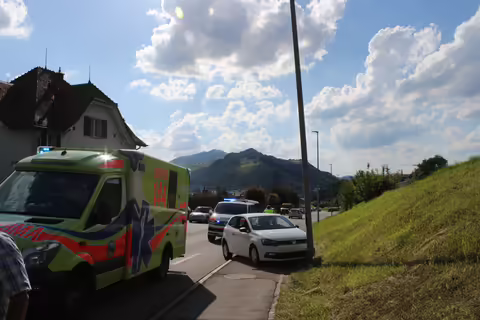 86-jähriger Fahrer prallt in Kandelaber: Glück im Unglück in Appenzell!