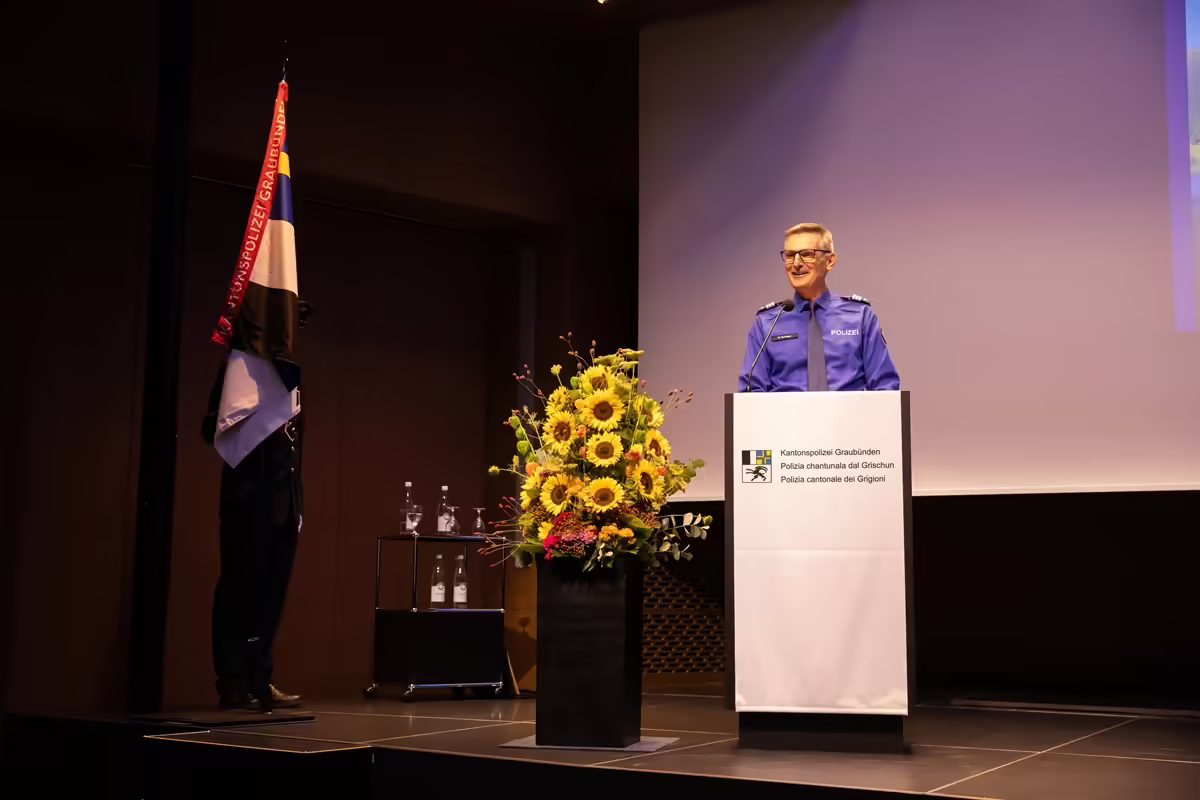 Acht neue Polizistinnen und Polizisten für Graubünden feierlich vereidigt