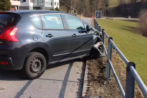 Älterer Autofahrer verunglückt: Hoher Sachschaden und keine Verletzten!