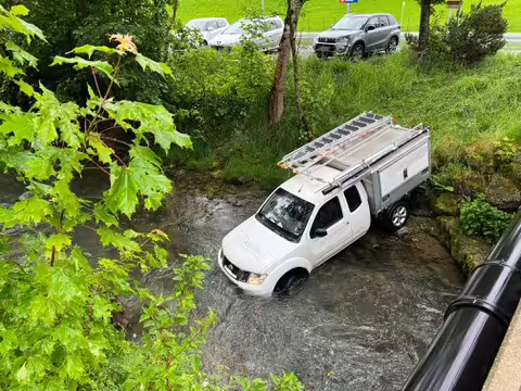 Alkoholisierter Fahrer landet mit Lieferwagen im Schwendebach!