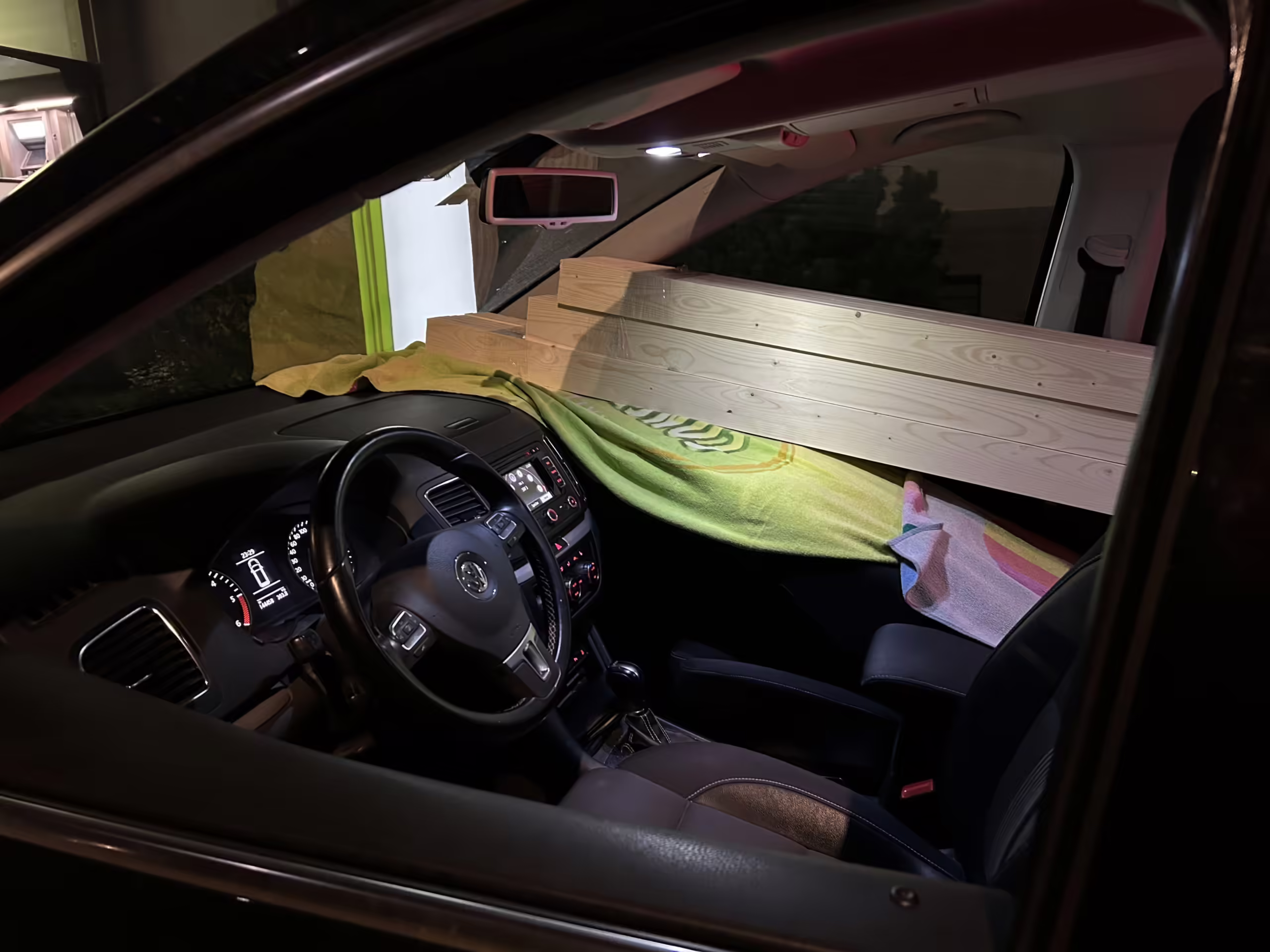 Alkoholisierter Fahrer sorgt für Gefahr: Sichtfeld durch Holzblockade!
