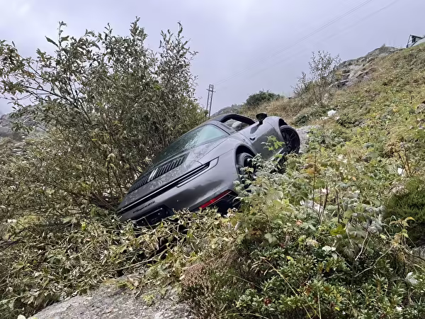Auto-Unfall in Hospental: Fahrer bleibt unverletzt nach spektakulärem Schleudermanöver!