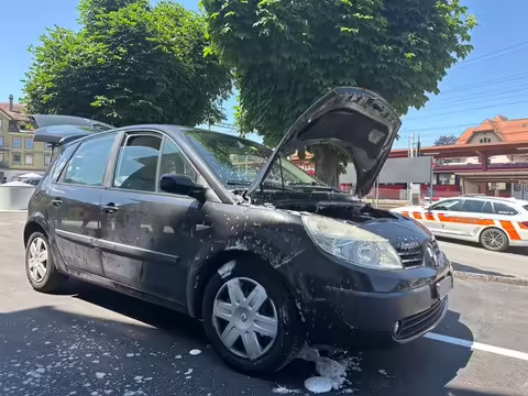 Auto in Appenzell in Flammen: Feuerwehr rettet schnell!