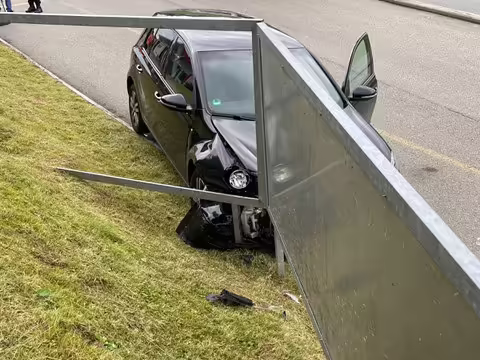 Autofahrer kracht in Werbetafel – Glück im Unglück in Appenzell!