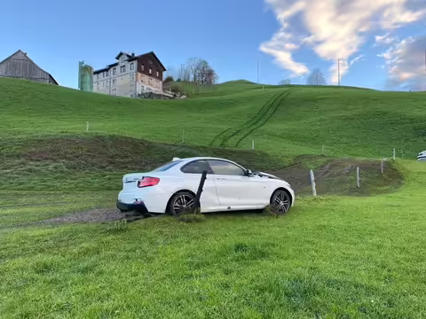 Autofahrer rutscht in Haslen: Glück im Unglück trotz hohen Sachschaden!