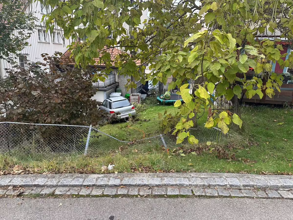 Bäckerparkplatz in Heiden: 84-jährige Fahrerin verursacht Unfall!