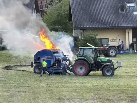 Ballenpresse in Flammen: 80.000 Franken Sachschaden in Eggerstanden!