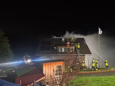 Blitzschlag verursacht verheerenden Dachstockbrand in Weissbad