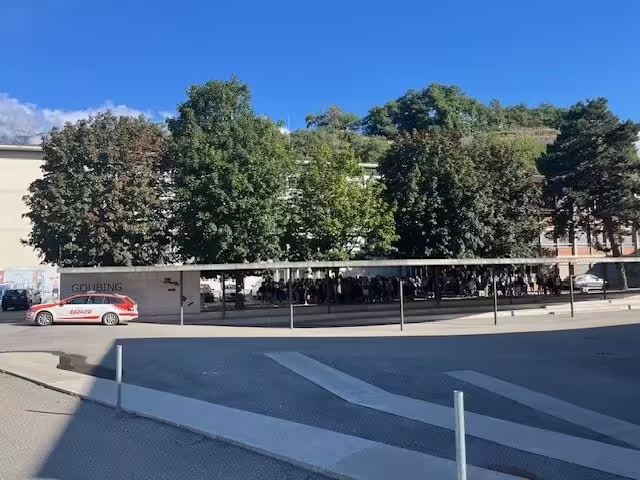 Bombendrohung in Siders: Schule evakuiert – Einsatzkräfte vor Ort!