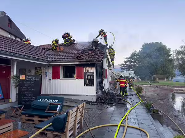 Brand im Badi-Beizli Sachseln: Feuerwehr löscht schnell, aber hoher Sachschaden!