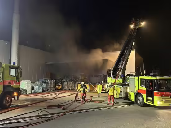 Brand in Hüntwangen: Feuerwehr stoppt Feuer in Lagerhalle schnell!