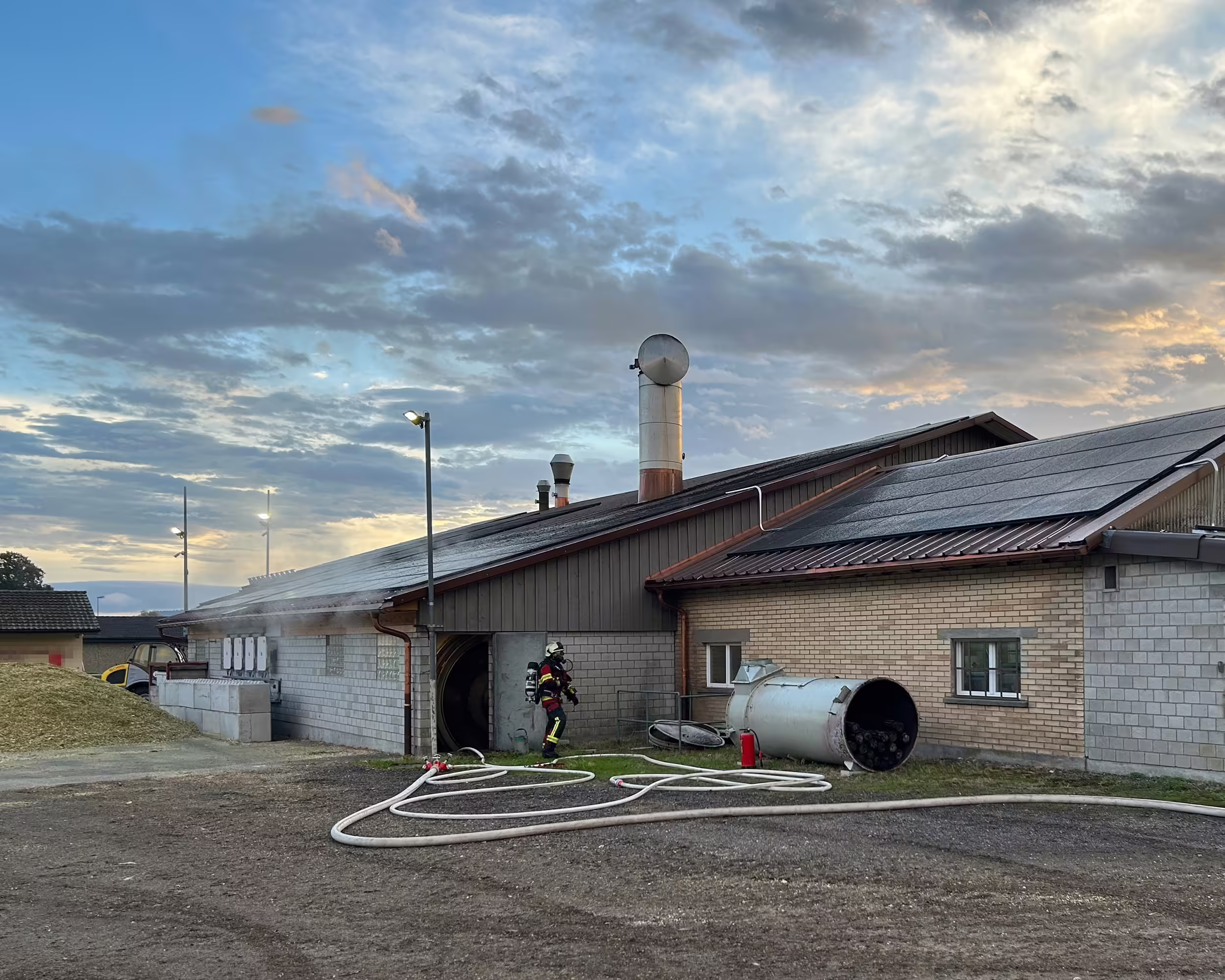 Brand in Sirnach: Trocknungsanlage steht in Flammen – Niemand verletzt!