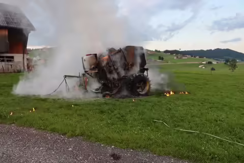 Brenzlige Situation: Siloballenpresse nach Feuer in Appenzell zerstört!