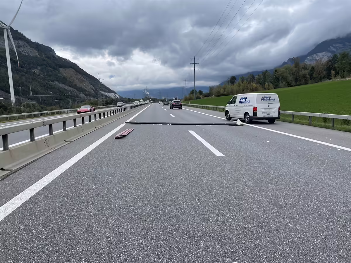 Dachpaneele schlägt ein: Unfall auf A13 bei Trimmis sorgt für Chaos!