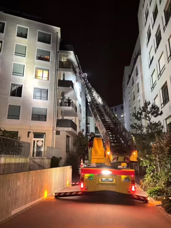 Drama in Bülach: Großbrand im Mehrfamilienhaus – Evakuierung im Gange!