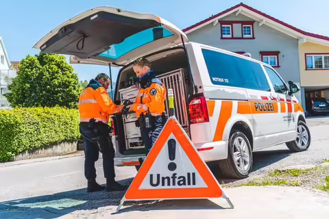 E-Bikelerin stürzt schwer: Autofahrerin verursacht gefährlichen Unfall!