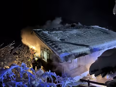 Einfamilienhaus in Jakobsbad brennt: Hoher Sachschaden, aber keine Verletzten!