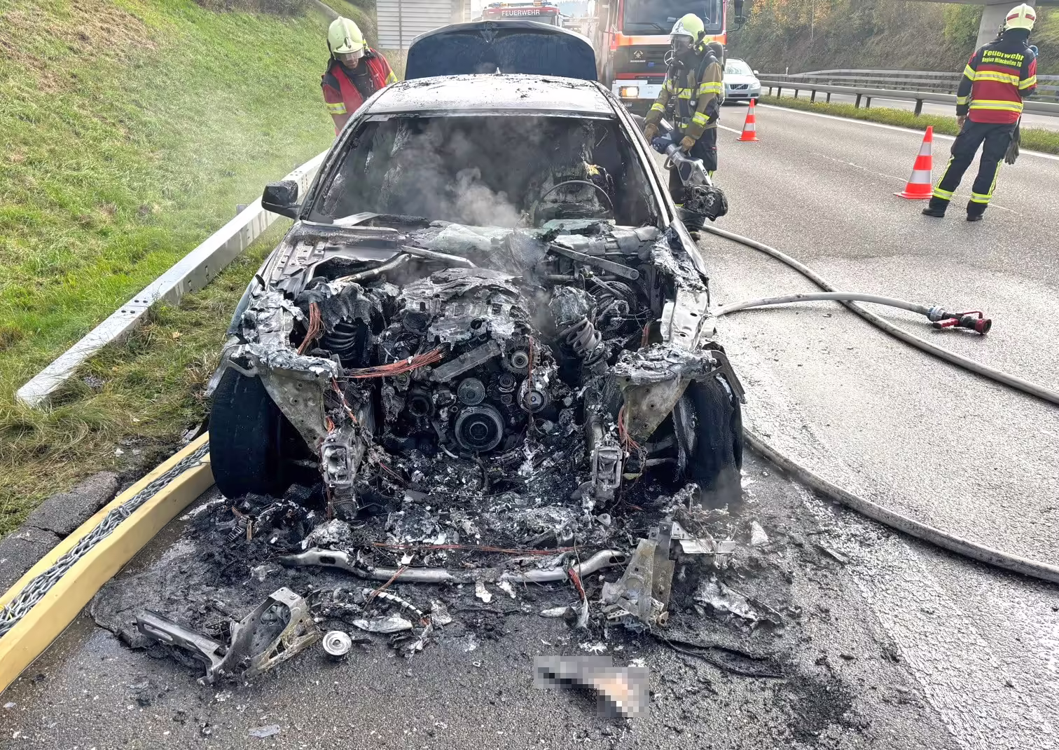 Fahrzeugbrand auf A1 bei Sirnach: Technischer Defekt sorgt für Chaos
