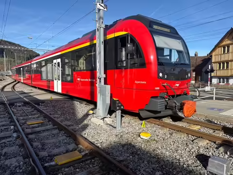 Frau 70 Jahre ignoriert Bahnschranken: Zug erfasst Fußgängerin!
