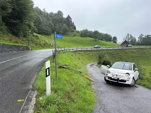 Frau rutscht in gefährlicher Kurve: Unfall auf regennasser Straße!
