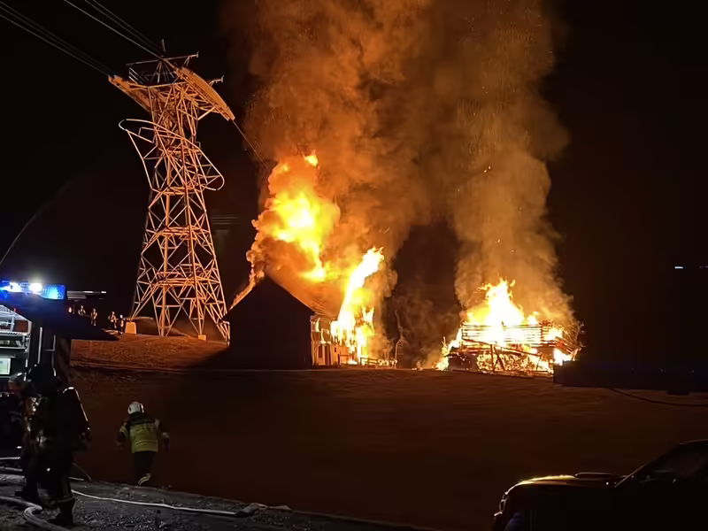 Großes Feuer in Jakobsbad: Ferienhaus in Vollbrand, Glück gehabt!