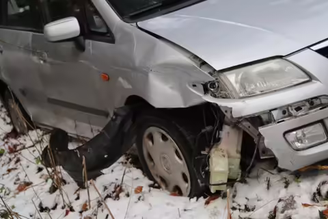 Handy-Ablenkung: 70-Jähriger verursacht Totalschaden!