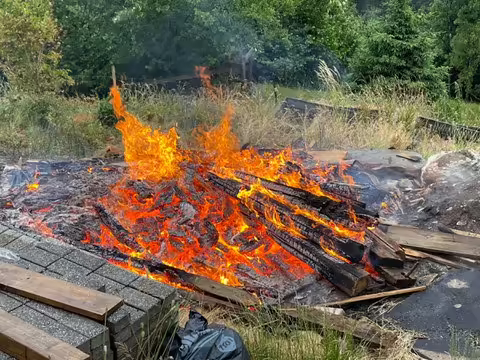 Illegales Feuer in Oberegg: Bewohner verbrennt alte Holzreste!