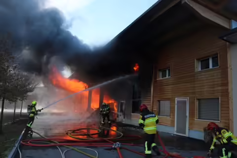 Inferno in Haslen: Werkstatt steht in Flammen – Person verletzt!