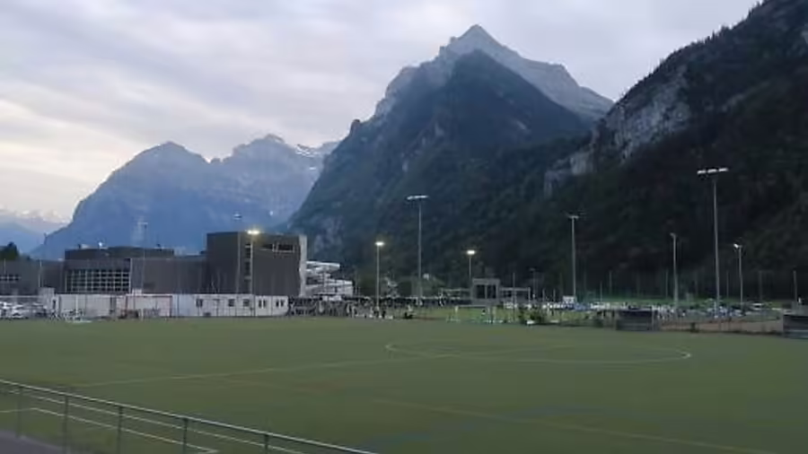 Kanton unterstützt Sanierung des alten Kunstrasenplatzes in Näfels!