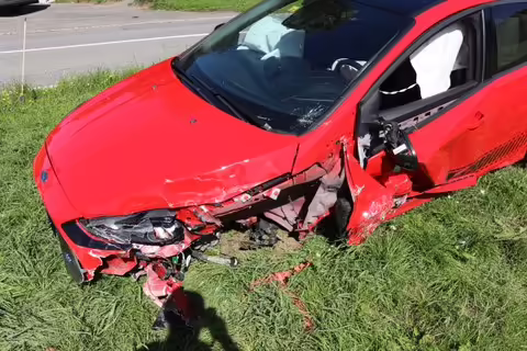 Kollision in Haslen: Fahrer nach Überholmanöver schwer verletzt!