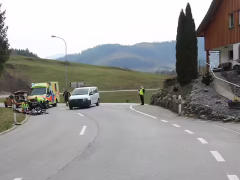 Mofakomplizierte Kollision: 14-Jährige nach Unfall verletzt!