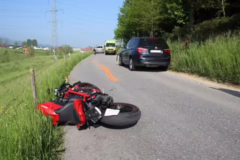 Motorradfahrer bei Frontalkollision schwer verletzt – Eichbergstrasse gesperrt!