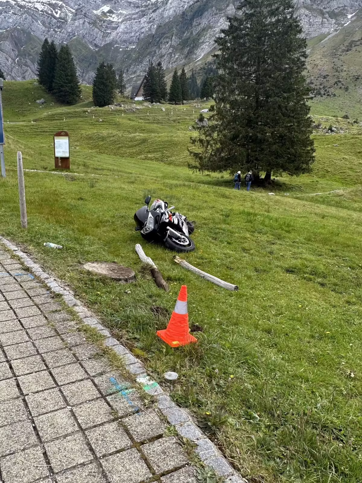 Selbstunfall auf der Schwägalp: Motorradfahrer verletzt sich leicht!
