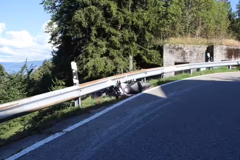 Motorradunfall bei Sonderegg: Zwei Verletzte nach Sturz in Kurve
