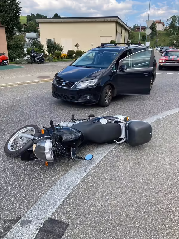 Motorradunfall im Mettlenkreisel: Fahrerin schwer verletzt!
