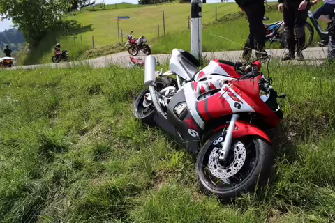 Motorradunfall in Oberegg: 18-Jähriger bei Sturz verletzt!