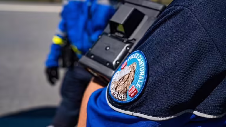 Raser in Vétroz: 107 km/h statt erlaubten 50! Strafe droht!