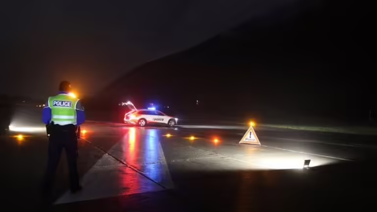 Raserdelikte im Wallis: Polizei schnappt zwei betrunken Fahrer!