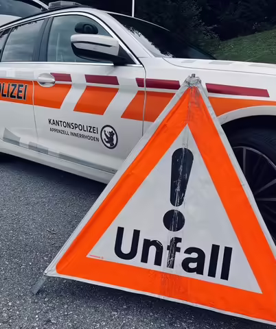 Rollerfahrer verletzt: Auffahrunfall am Bahnübergang in Steinegg!