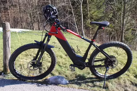 Schmerzhafter Sturz: 14-Jähriger verletzt sich bei E-Bike-Kollision!