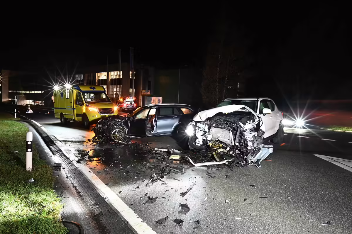 Schock-Unfall in Rhäzüns: Zwei Fahrer nach Kollision schwer verletzt!