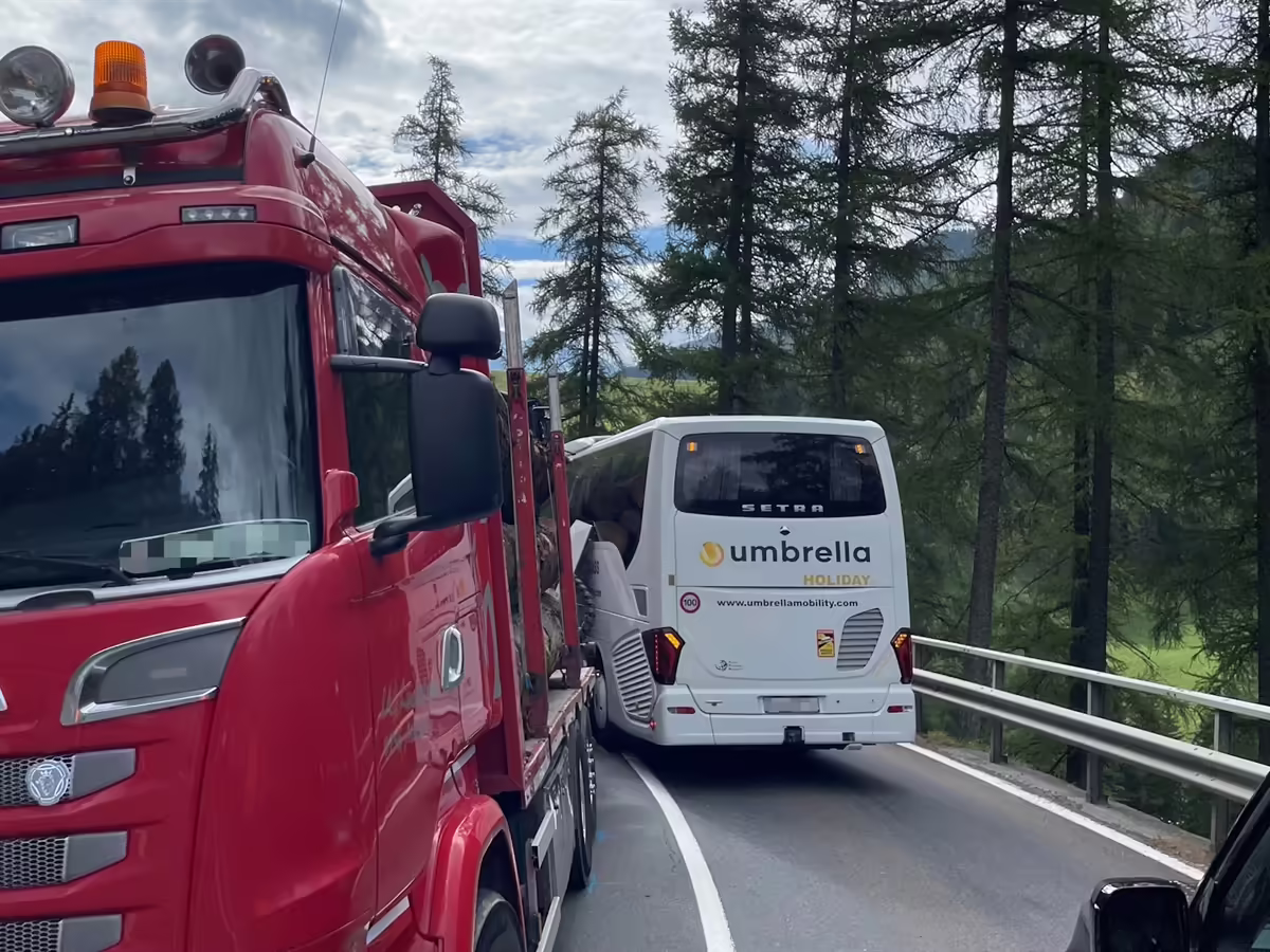Schreckmoment auf der Julierstrasse: Streifkollision mit 22 Passagieren!
