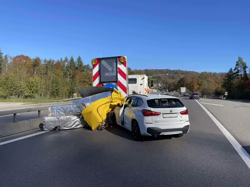 Schwerer Unfall auf A12: Autofahrerin bei Baustelle in Flamatt verletzt