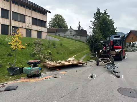 Schwerer Unfall auf Landstraße: Landwirt bei Kollision verletzt!