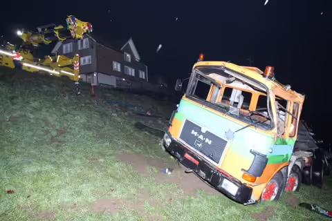 Schwerer Unfall in Oberegg: Lastwagen überschlägt sich, Fahrer verletzt
