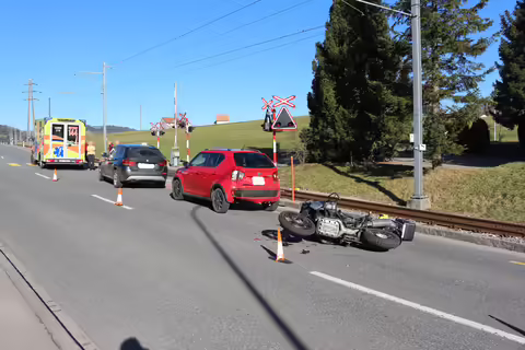Schwerer Unfall mit Motorrad: 62-Jährige in Spital geflogen!