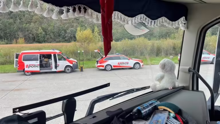 Schwerverkehrskontrolle in Raron: 13 Verstöße aufgedeckt!