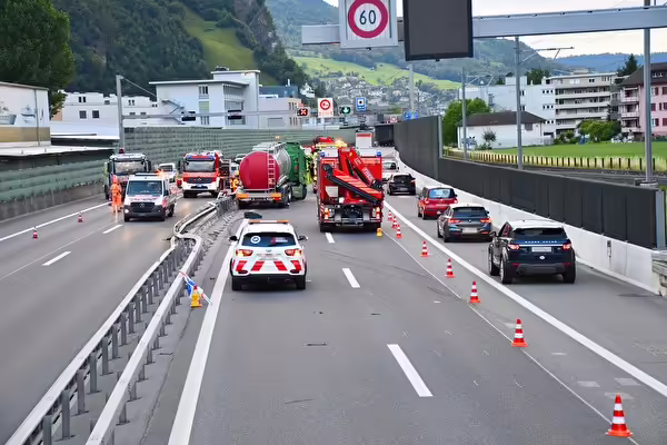 Tankwagen-Unfall auf A2: Beifahrerin verletzt, Autobahn gesperrt!
